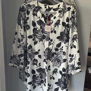 Talbots new with tags women’s Black and White Satin Floral Tunic Blouse size XL